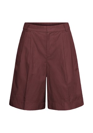 Shorts bordeaux taille haute sur mesure avec passants de ceinture, plis devant et jambes larges.