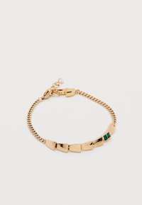 Βραχιόλι αλυσίδας από χρυσό με γεωμετρικούς πλάκες και δύο μικρές πράσινες ορθογώνιες πέτρες σε λευκό φόντο.