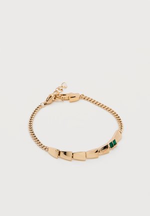 Goldene Gliederarmband mit geometrischen Plattengliedern und zwei kleinen grünen rechteckigen Steinen auf weißem Hintergrund.