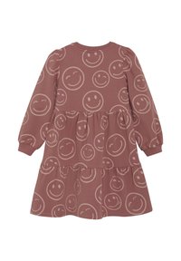 Langærmet kjole i støvet rosa med et tiered design, der har et gentaget smiley ansigt mønster og manchetter ved ærmerne. Lavet af blødt, tekstureret stof.