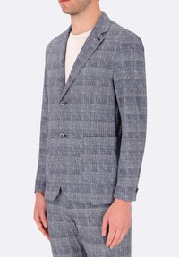 Blazer a quadri grigi realizzato in tessuto testurizzato; monopetto con due bottoni, rever a lancia e due tasche frontali.