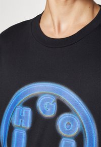 HUGO NAKOREE - Μπλουζάκι με στάμπα - black
