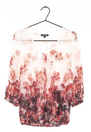 Blumenbluse aus transparenter Stoff mit Dreiviertelärmeln, rundem Ausschnitt und einem Farbverlauf von Rot- bis Schwarztönen. Elastisches Bündchen an der Taille.