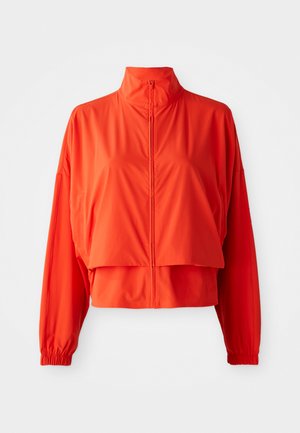 Rode cropped jacket gemaakt van lichtgewicht, gladde stof. Kenmerkend zijn de hoge kraag, de ritssluiting aan de voorkant en de brede, elastische mouwen.
