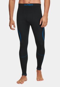 Czarne leginsy termiczne o teksturowanym wykończeniu, z niebieskimi akcentami po bokach i elastycznym pasem z logo. Zaprojektowane dla dopasowanego komfortu.