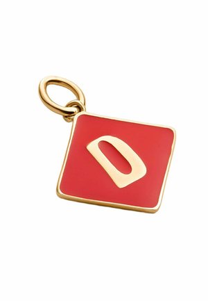 Encanto de esmalte rojo con un borde en tono dorado, que presenta una prominente letra "D" en un estilo de fuente estilizada, con un lazo de sujeción redondo.