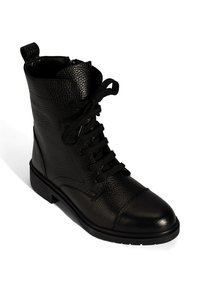 Schwarze Leder-Ankle-Boots mit strukturierten Oberflächen, Schnürung vorne, Zugschlaufe hinten und niedrigem, gestapeltem Absatz.