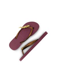 Bordeaux flip-flop met bruine bandjes en een gouden hagedisdetail. Getextureerde voetbed en platte zool voor comfort.