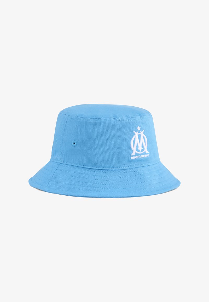 Chapeau seau en coton bleu clair avec logo brodé blanc du club de football de Marseille et slogan sur le côté, doté de trous de ventilation cousus.