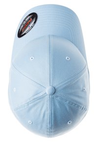 Cappellino da baseball azzurro chiaro con corona arrotondata, sei fori di ventilazione e visiera piatta. Presenta un'etichetta con logo nero sulla parte frontale.