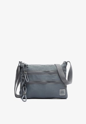 Bolso cruzado de tela gris con dos bolsillos con cremallera, correa ajustable y superficie texturizada. Presenta un parche con el logo en la esquina inferior.