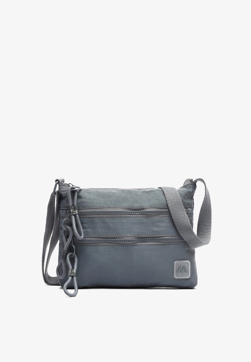 Siva tkanina torba za crossbody s dvije munje, podesivim remenom i teksturiranom površinom. Ima oznaku loga u donjem kutu.