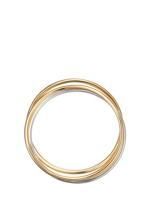 Sæt af sammenkædede tynde armbånd i guld- og sølvtoner arrangeret i en cirkulær form på en hvid baggrund.