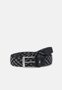 Cintura in nylon intrecciato di colore nero con dettagli bianchi. Presenta una fibbia in metallo argentato e accenti in pelle nera, offrendo una vestibilità testurizzata e regolabile.