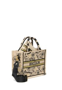 Piccola borsa a tracolla in tela beige con stampe floreali nere e accenti gialli; presenta doppi manici e una tracolla nera rimovibile.