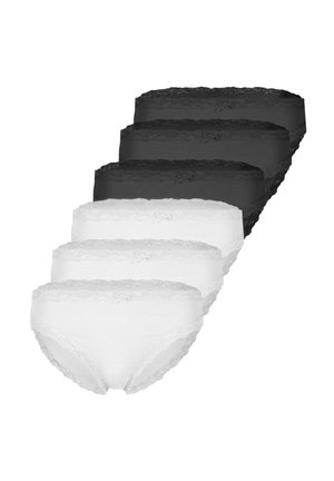 Sechs Damen-Baumwollslips mit Spitzenbesatz, drei weiße und drei schwarze, diagonal auf weißem Hintergrund angeordnet.