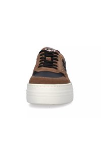Baskets en suède marron avec des accents noirs, dotées de lacets noirs plats, d'une semelle plateforme blanche et de petits détails en métal doré.