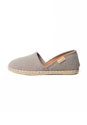 Szare espadryle z plecioną jute'ową podeszwą, z wygodnym designem wsuwanym i niskim otworem. Dyskretna metka z logo po boku.