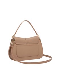 Borsa a mano in pelle beige con forma arrotondata, chiusura a pattina, tracolla regolabile e hardware in tonalità oro. Presenta una tasca frontale.