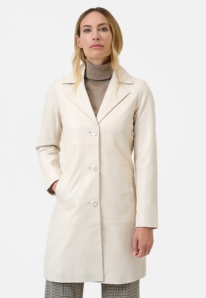 Beige læderjakke med klippet revers, enknaps design, fire knapper og sidelommer. Glat tekstur.