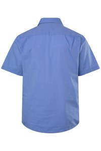 Camicia blu a maniche corte con colletto, vista da dietro, con cucitura del carré sulle spalle e senza motivi o loghi visibili.