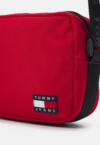 Tommy Jeans DAILY CROSSOVER - Soma ar siksnu pāri ķermenim - medium red