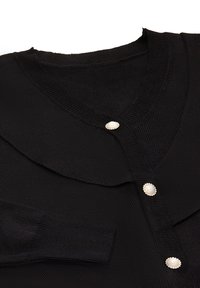 Cardigan nero lavorato a maglia con texture a costine, dotato di un ampio colletto, tre grandi bottoni a perla e maniche lunghe.