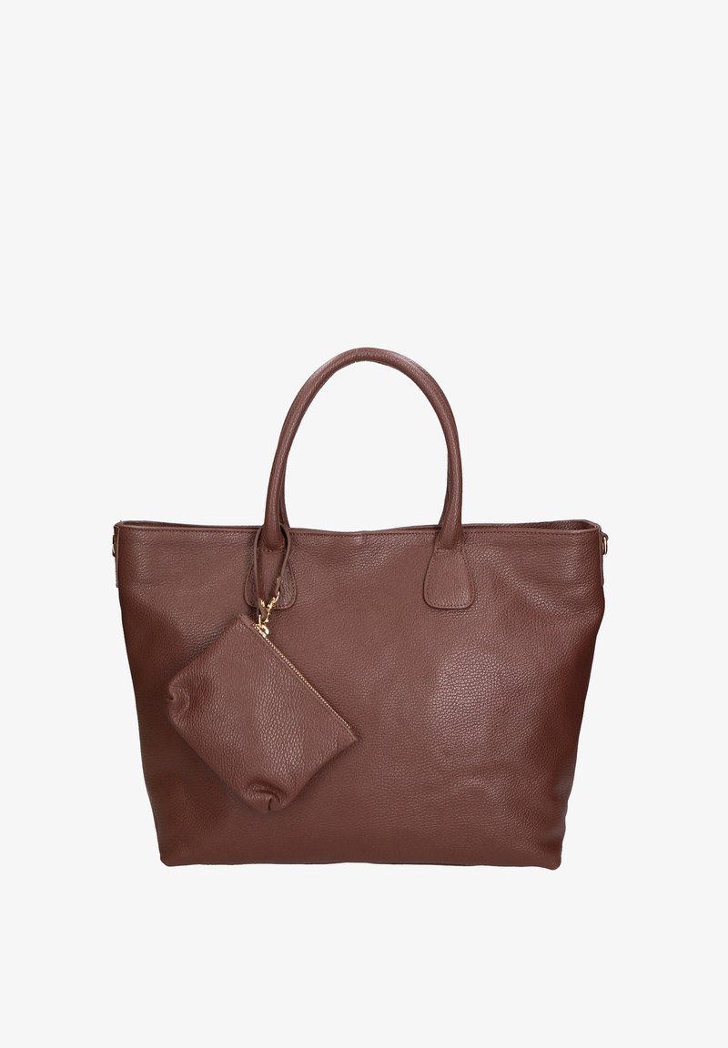 Bruine leren tote bag met een textuurafwerking, twee handvatten en een kleinere ritszak eraan bevestigd. Minimalistisch ontwerp, geen zichtbare logo's.