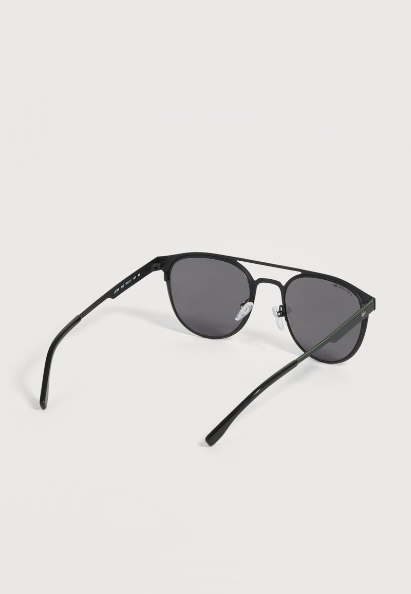Occhiali da sole aviator in metallo nero con lenti scure e naselli regolabili su sfondo bianco semplice.