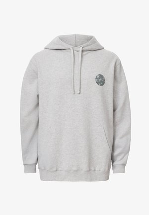 Grau Hoodie aus weichem Stoff mit einer Vordertasche, verstellbarem Kapuzenzug und einem kreisförmigen Logo auf der Brust in dunklerem Grau.