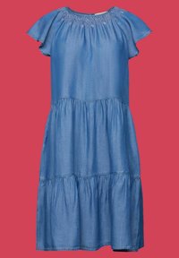 Robe en denim bleu avec un encolure ronde, des manches courtes à volants et trois niveaux de tissu volanté au bas. Détail de couture en diagonale.