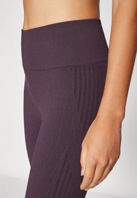 Fabletics SEAMLESS HIGH WAISTED LEGGING - Tajice - deep plum