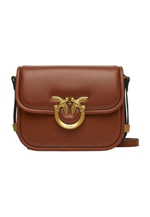 Borsa a tracolla in pelle marrone con chiusura a patta, caratterizzata da una fibbia dorata decorata con due uccelli che si baciano e una tracolla regolabile.