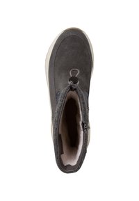 Bottines en daim gris avec une fermeture à bouton noir, semelle blanche et doublure en peluche. Comprend un zip sur le côté pour un enfilage plus facile.