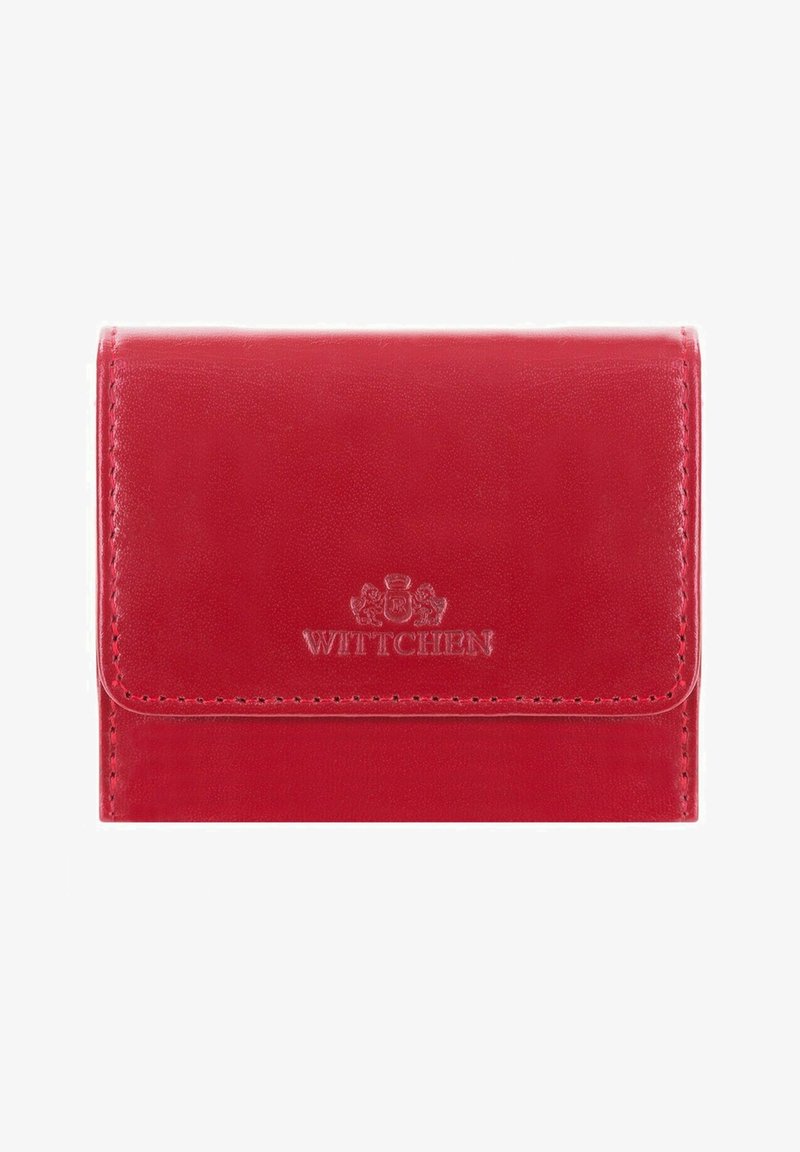 Rood leren portefeuille met een gladde textuur en het gegraveerde "Wittchen" logo. Beschikt over een omklapbare klep en zichtbare stiksels langs de randen.