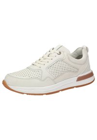 Chaussure de sport beige clair avec un design perforé, daim texturé et panneaux synthétiques lisses, semelle intermédiaire blanche et semelle extérieure en caoutchouc.