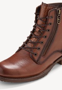 Bottines en cuir brun avec un panneau texturé à motif reptile, un devant à lacets, une fermeture éclair sur le côté et un petit talon carré.