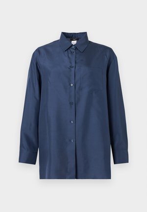 Donkerblauw overhemd met lange mouwen, knopen, kraag en borstzak, afgebeeld op een effen lichte achtergrond.