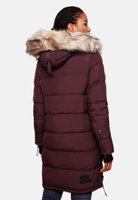 Burgundy pūkains mētelis ar mākslīgās kažokādas odere kapuci, ar ribotiem piedurkņu galiem un kabatām ar rāvējslēdzējiem sānos. Iespējams, ka tas ir ar izšūtu dizainu un regulējamu apakšmalu.