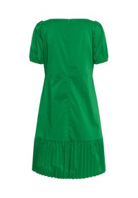 Zelena bombažna obleka s pufastimi rokavi, kvadratnim izrezom in nabranim robom. Ima zadrgo na hrbtni strani. Gladka tekstura.