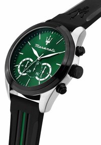 Maserati-klocka med grön urtavla, silverfärgad metallkapsel, svart bezel och gummiband med gröna ränder och två subdials.
