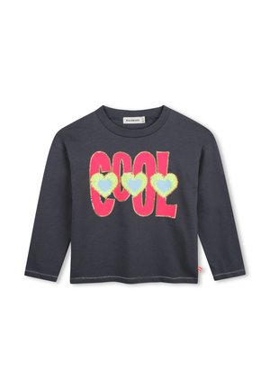 Camiseta de manga larga gris oscuro con un gran texto rosa "COOL" y tres corazones amarillos con centros azules en el pecho.