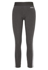 Ciemnoszare legginsy Adidas z czarnym pasem w talii i białymi bocznymi paskami, ukazane z przodu na białym tle.