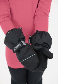 Sorte vandtætte vanter med elastiske manchetter og justerbare stropper. Fremstillet af blødt stof med en glat tekstur og grå dekorative sømme.