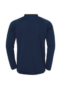 Camiseta deportiva de manga larga en azul oscuro con cuello acanalado. Presenta detalles texturizados en los hombros y un acabado de tela suave.
