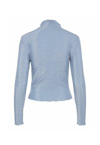 Top azzurro chiaro a maniche lunghe realizzato in materiale scintillante, con colletto arricciato e un design aderente e cropped con orlo scallop.