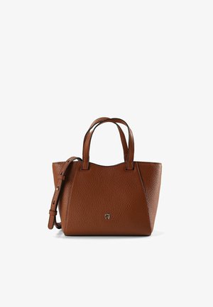 Borsa a mano in pelle marrone con texture, dotata di due manici, una tracolla regolabile e un piccolo logo argento al centro frontale.