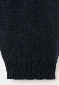 Dettaglio di un maglione di lana navale che mostra un tessuto spesso e testurizzato con polsini a costine, enfatizzando morbidezza e calore.