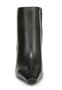 Bottines en cuir noir avec un bout pointu et une texture lisse. Dotées d'une fermeture éclair sur le côté pour un enfilage facile et d'un design minimaliste.