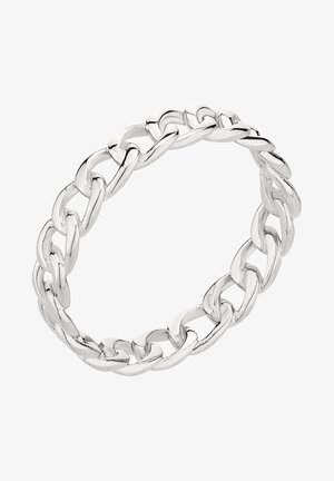 Bracelet chaîne en argent avec de grands maillons brillants et entrelacés formant un design circulaire et sans couture sur fond blanc.